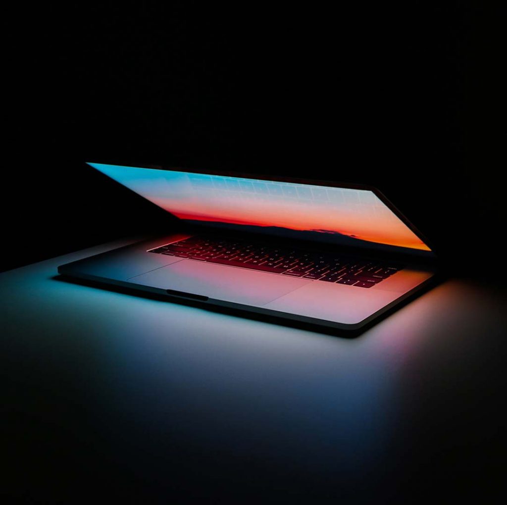 Laptop mit leuchtendem Bildschirm